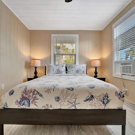 Stones Throw Beachside Bungalow #1 On The Beach Clearwater Beach Bagian luar foto