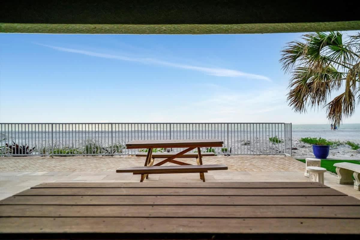 Stones Throw Beachside Bungalow #1 On The Beach Clearwater Beach Bagian luar foto
