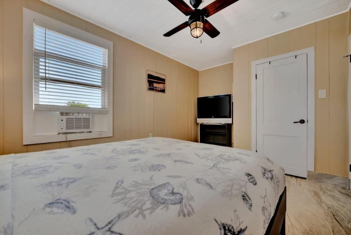 Stones Throw Beachside Bungalow #1 On The Beach Clearwater Beach Bagian luar foto
