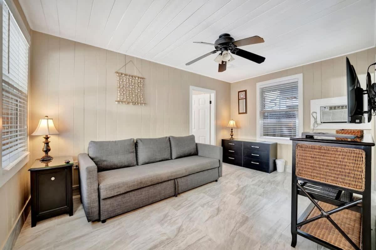 Stones Throw Beachside Bungalow #1 On The Beach Clearwater Beach Bagian luar foto